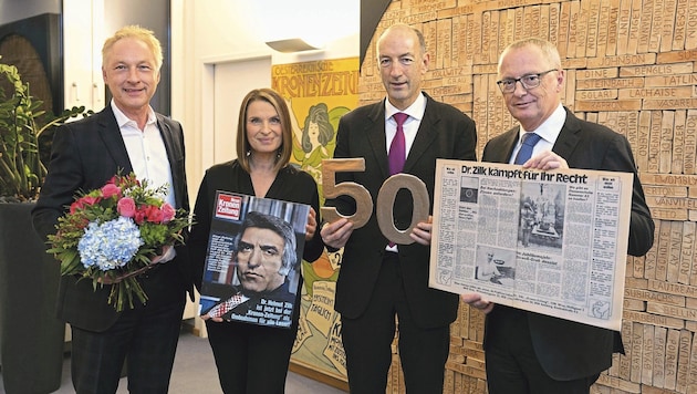 Geschäftsführer Gerhard Valeskini (li.), „Krone“-Herausgeber Christoph Dichand und Chefredakteur Klaus Herrmann (re.) gratulieren Barbara Stöckl zum 50er der Ombuds-Redaktion. (Bild: Urbantschitsch Mario/Mario Urbantschitsch)