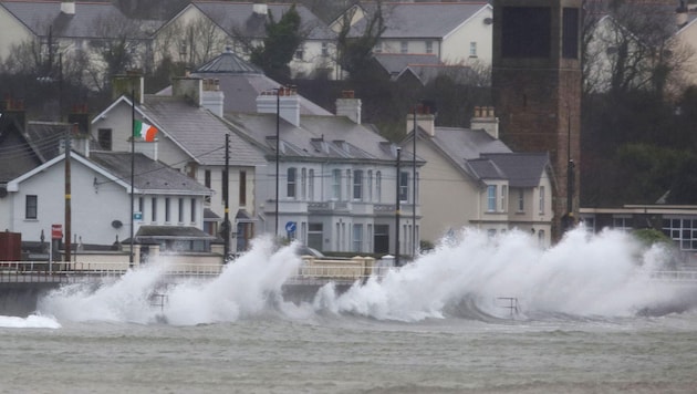 Sturm Éowyn traf mit voller Wucht auf Irland. (Bild: AFP/PAUL FAITH)