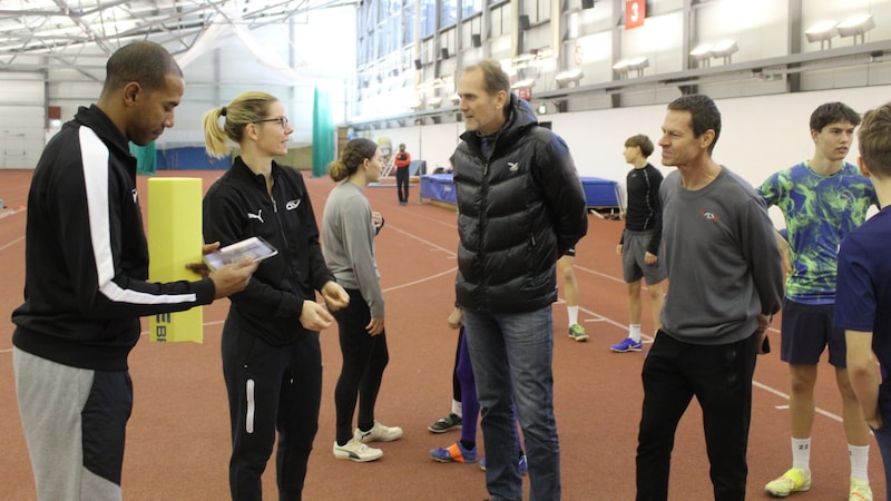 Crhis Taylor and Beate Schrott in conversation with Sportgymnasium director Wolfgang Hinteregger and Thomas Stockklauser. (Bild: Peter Weihs/Kronenzeitung)