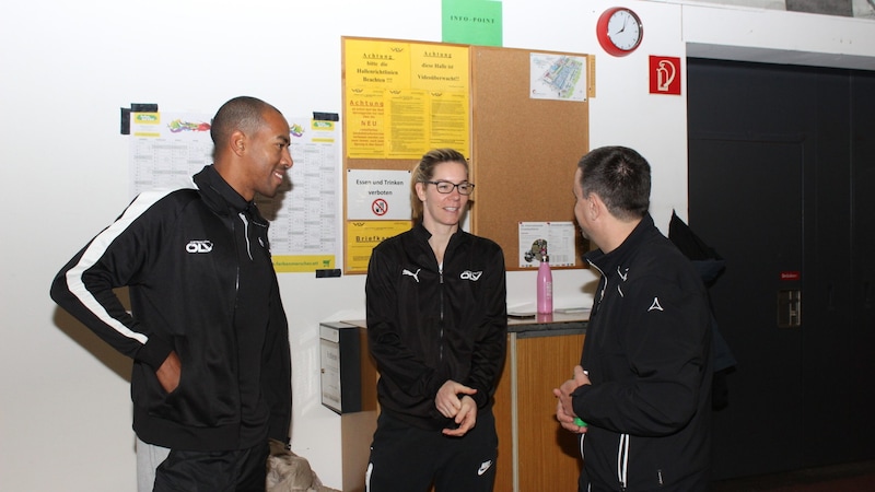 VLV Sports Director Sven Benning (right) welcomed Beate Schrott and Chris Taylor to the Dornbirn athletics hall shortly after 8 a.m. on Thursday. (Bild: Peter Weihs/Kronenzeitung)