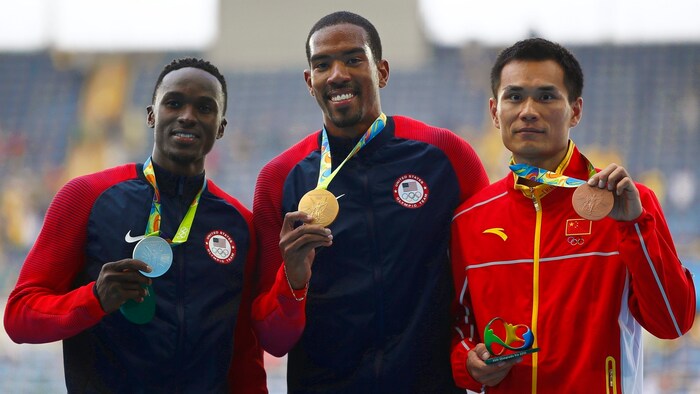 Am Podest feierte Taylor mit seinem Landsmann Will Claye (l.) und dem Chinesen Dong Bin (r.).