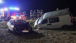 Die beiden Fahrzeuge landeten nach der Kollision im Straßengraben. (Bild: laumat)