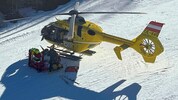 Der Schwerverletzte wurde vom Hubschrauber in die Klinik nach Innsbruck geflogen. (Symbolbild)