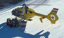 Die beiden Unfallopfer wurden mit dem Hubschrauber ins Spital gebracht (Symbolbild).
