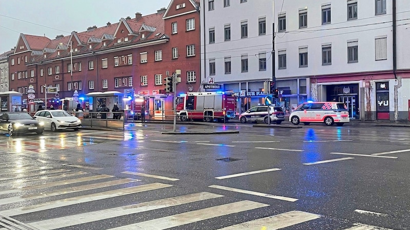 Der Mann musste mit einer schweren Rauchgasvergiftung ins Spital gebracht werden. Mehrere Helfer waren im Einsatz. (Bild: Christoph Budin)