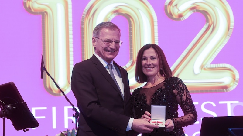 Governor Thomas Stelzer awarded birthday girl Waltraud Guschlabuer the Golden Medal of Merit. (Bild: Scharinger Daniel/Pressefoto Scharinger © Daniel Scharinger)