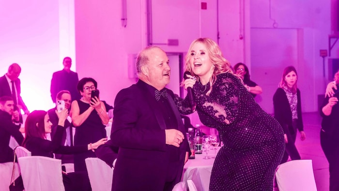 Gastgeber Karl Guschlbauer bekam vom Schlagerstar ein ganz besonderes Ständchen geträllert.