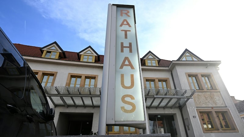 Das Rathaus von Traiskirchen (Bild: APA/HELMUT FOHRINGER)