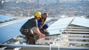 Am Haus des Meeres werden Solarpaneele angebracht. (Bild: Wien Energie/Johannes Zinner)