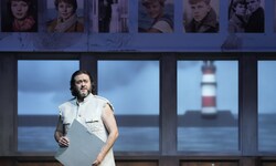 Aris Argiris begeistert in der Rolle des rastlos die Meere kreuzenden Seefahrers.