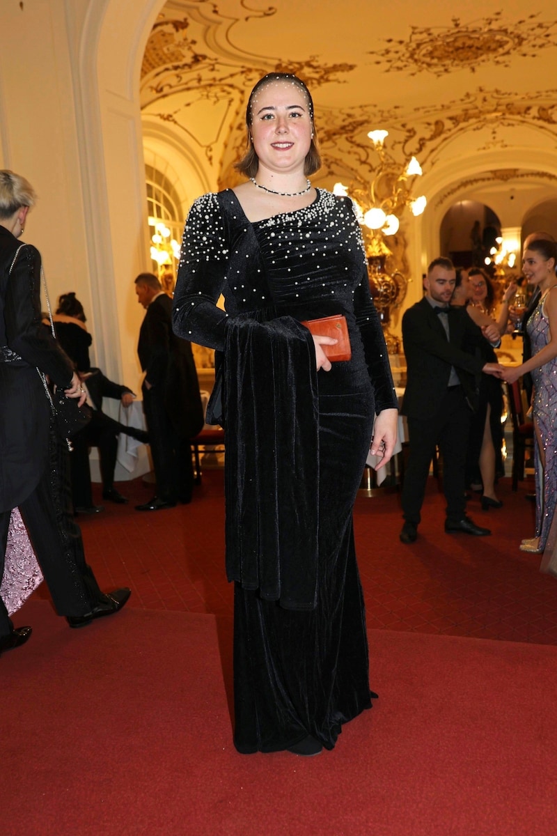 The reigning fruit queen Andrea Glößl came in a very special dress from the sFinks boutique - and even adorned her hairline with small pearls. (Bild: Jauschowetz Christian/Christian Jauschowetz)