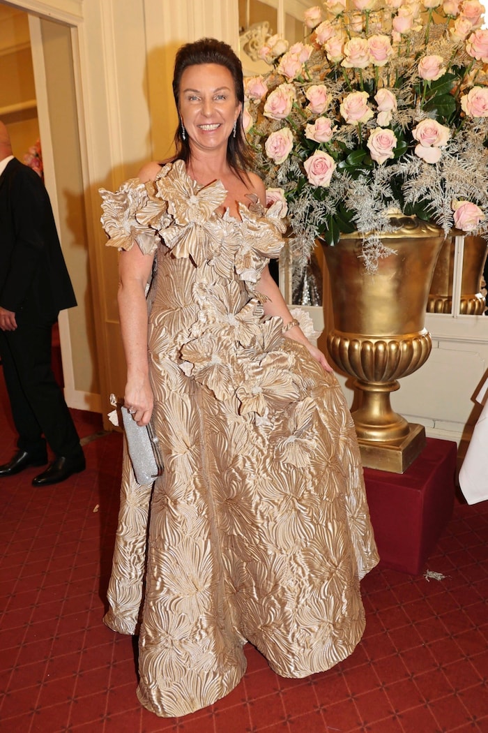 Karoline Mihelic kam in einer pompösen, goldenen Robe von Atelier 7 aus Wien.
