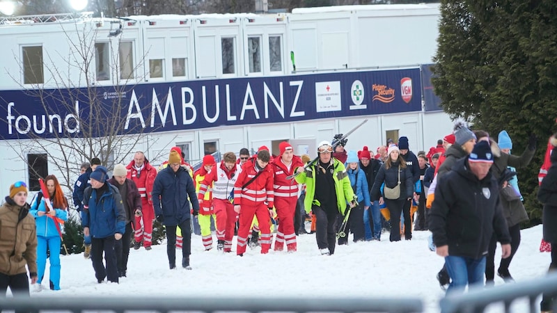 An allen drei Renntagen zusammen hatten Rotes Kreuz und Samariterbund 175 Sanitäter und sechs Notärzte im Einsatz, die Zentrale befand sich am Fuß des Zielgeländes. (Bild: Pail Sepp/Sepp Pail)