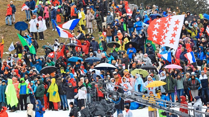 On Sunday, 14,000 slalom spectators braved the sometimes heavy rain on the Ganslern slope.
