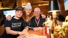 Snowboard-Vize- Weltmeister Arvid Auner (Mitte) ließ sich mit den beiden Gewinnern Dominic und Walter Mitterer (rechts) aus Schwoich „gerne ablichten“. (Bild: Wenzel Markus/Markus Wenzel)