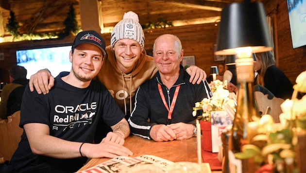 Snowboard vice world champion Arvid Auner (center) was "happy to be photographed" with the two winners Dominic and Walter Mitterer (right) from Schwoich. (Bild: Wenzel Markus/Markus Wenzel)