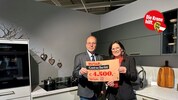 Chefredakteur Mößlacher und Rutar-Verkaufsleiterin Marlies Moser mit dem Gutschein.