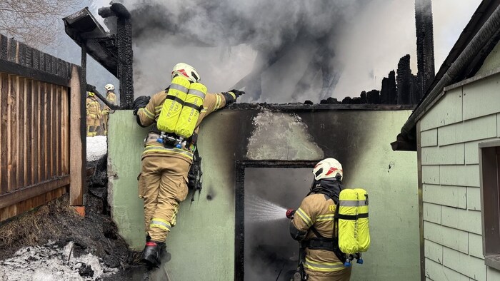 Feuerwehrmänner bei den Nachlöscharbeiten.