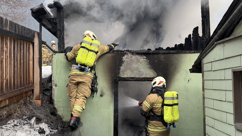 Feuerwehrmänner bei den Nachlöscharbeiten. (Bild: BSBÖ OVI Keidel Thomas)