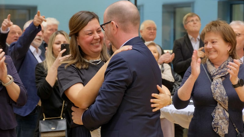 Der Moment des bisher größten Erfolgs von SPÖ-Politiker Dietmar Prammer: Lebensgefährtin Ana herzte und küsste den neuen Bürgermeister. (Bild: Einöder Horst/Horst Einöder)