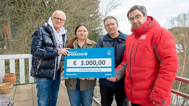 Rapid announcing legend Andy Marek also donated to Jonathan's parents, Manuela Haas and Christian Floh. (Bild: Attila Molnar)