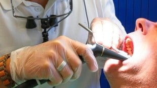 Der Zahnarzt wollte die Überstunden seiner Assistentin nicht bezahlen – am Ende gab er nach