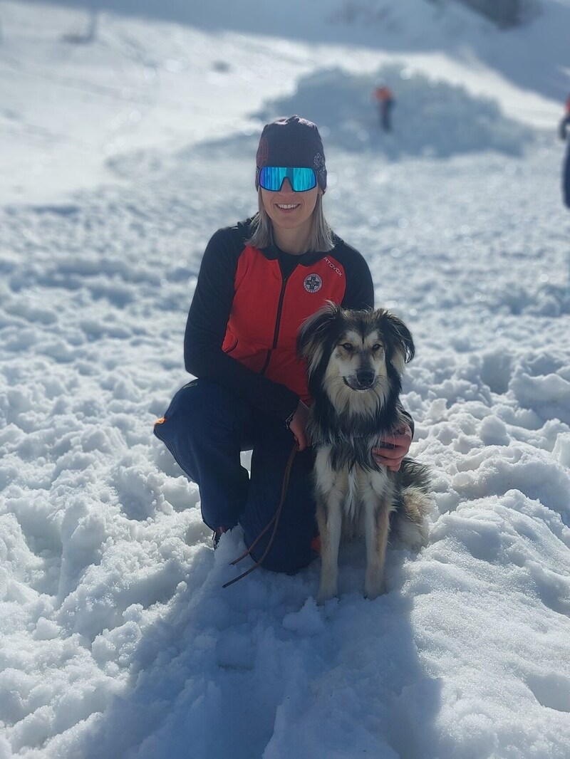 Bianca Reitinger with Gombie. (Bild: Diverse Fotografen honorarfrei/Bergrettung Salzburg)