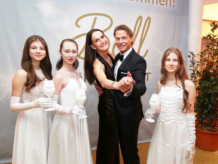 „Krone“-Tierexpertin Maggie Entenfellner mit Gerwald Holper von der renommierten Anwaltskanzlei ...