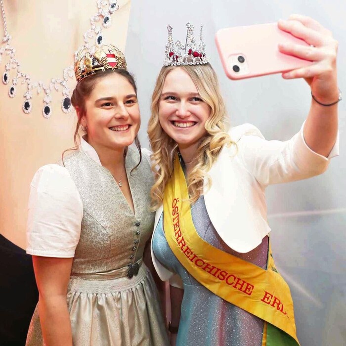 Auch „royale“ Gäste waren beim Gewalze mit dabei: Weinkönigin Hannah und Erdbeerkönigin Elisa.