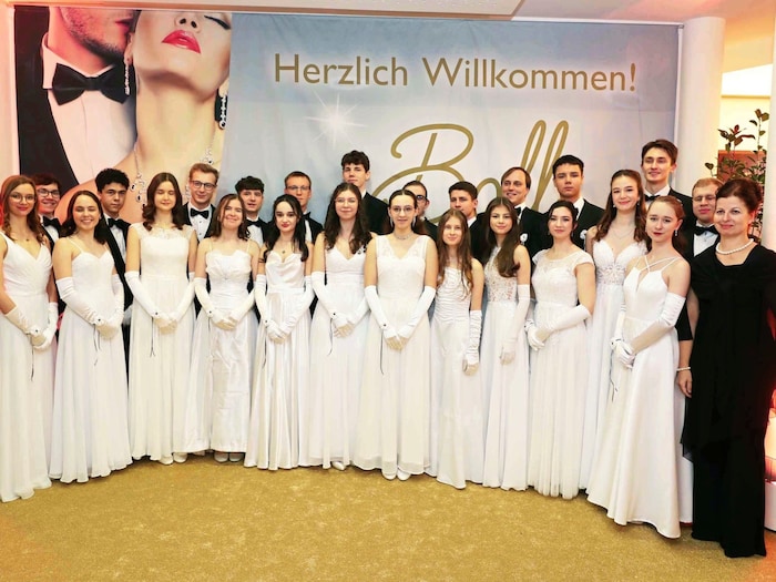 Die Polonaise wurde von Nora Szirmay choreografiert. Für Stimmung bei der Mitternachtseinlage ...