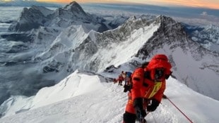 Seilschaft am Everest – Besteigungen boomen. (Bild: Rupert Hauer)