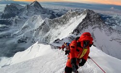 Seilschaft am Everest – Besteigungen boomen.