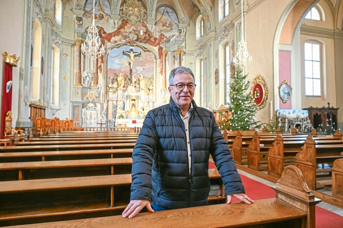 Parish priest Father Gerfried Sitar in front of the magnificent altar.