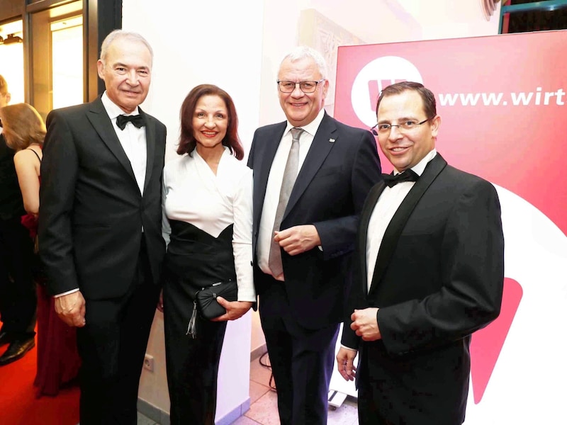 Eisenstadt's Mayor Thomas Steiner and his wife Andrea as well as the President of the Chamber of Commerce Andreas Wirth and his predecessor Peter Nemeth. (Bild: Reinhard Judt)