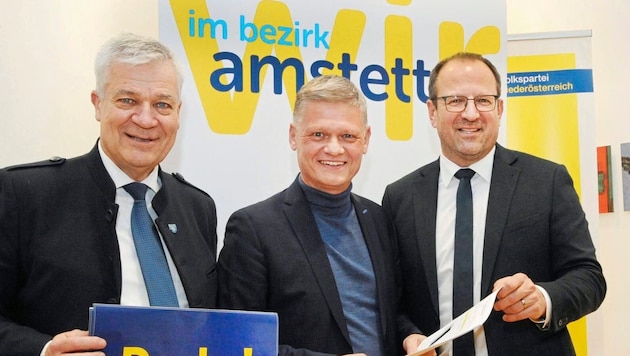 Anton Kasser (Ortschef Allhartsberg), Bezirksparteiobmann Andreas Hanger und Landtagsabgeordneter Bernhard Ebner freuten sich. (Bild: Crepaz Franz)