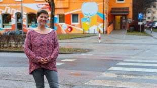 Die Klubvorsitzende der KPÖ Plus Cornelia Plank beim Kinder- und Jugendzentrum in Salzburg-Lehen (Bild: Joshua McGregor)