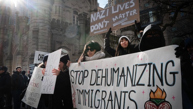 Aktivisten protestieren in Chicago gegen die vom neuen US-Präsidenten Donald Trump geplanten Maßnahmen gehen Migranten – die US-Behörden führten dennoch „gezielte Einsätze“ aus.  (Bild: APA/2025 Getty Images)