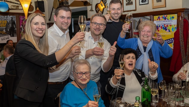 "Absolut" in a celebratory mood: the corks popped at the after-party in Mistelbach - in stark contrast to the champagne metropolis of Poysdorf . . . (Bild: josef schimmer)