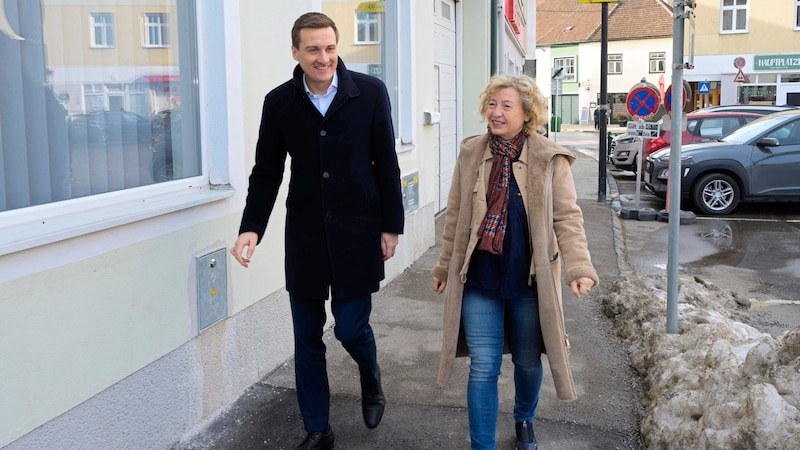 Nichtwähler: Mit Landtagspräsidentin Eva Prischl schaute SPÖ-Boss Sven Hergovich in Wilhelmsburg vorbei. (Bild: Molnar Attila/Attila Molnar)