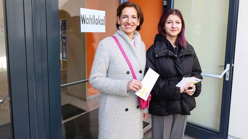 Pinke Akzente: Neos-Chefin Indra Collini besuchte gestern mit Tochter Emma „ihr“ Wahllokal in Brunn am Gebirge. (Bild: Reinhard Judt/Kronen Zeitung)