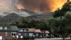 16.000 Gebäude wurden durch die Brände zerstört, 28 Menschen sind tot (Bild: APA/AFP/Zoë Meyers)