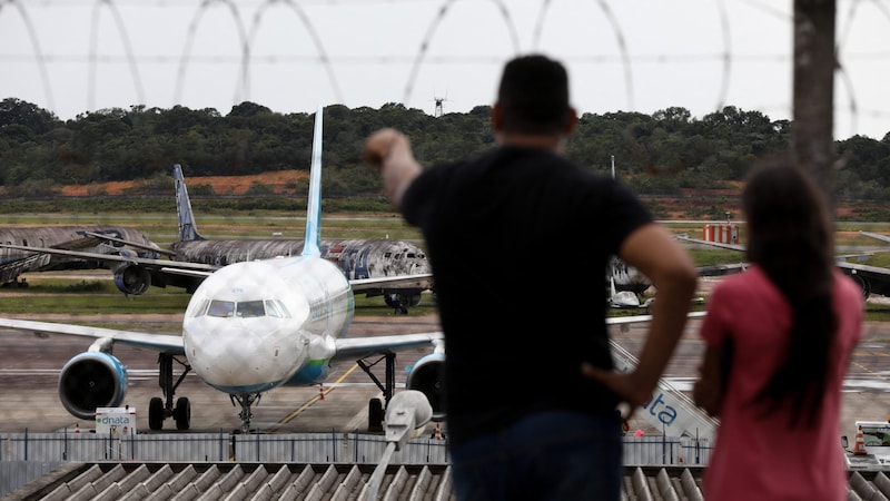 Mit diesem Flugzeug wurden illegale Migranten aus Brasilien abgeschoben. (Bild: APA/AFP)