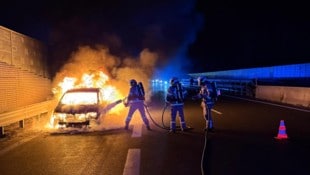 Die Feuerwehr kämpfte gegen das Inferno auf der Autobahn an. (Bild: ZOOM Tirol)