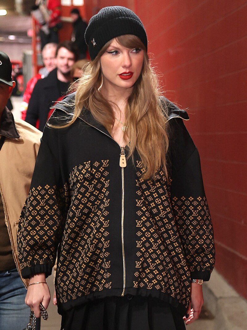 Taylor Swift in ihrer XL-Hingucker-Jacke (Bild: APA/Getty Images via AFP/GETTY IMAGES/David Eulitt)