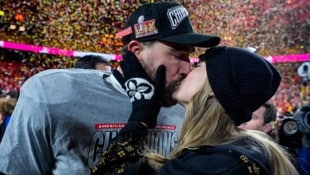 Taylor Swift gratuliert Travis Kelce zum Sieg. (Bild: Ashley Landis / AP)