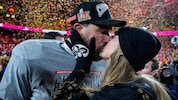 Taylor Swift gratuliert Travis Kelce zum Sieg.