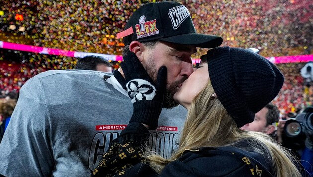 Taylor Swift congratulates Travis Kelce on his victory. (Bild: picturedesk.com/Ashley Landis / AP)