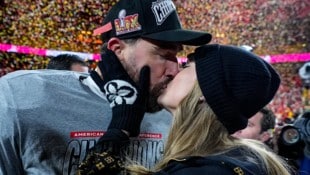 Travis Kelce und Taylor Swift feiern eine Sommerhochzeit. Das enthüllen die gerade verschickten ...