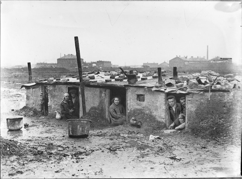 Elendsbehausungen, wie diese in Wien, schossen während der Wirtschaftskrise in den großen Städten aus dem Boden. (Bild: Hilscher, Albert / ÖNB-Bildarchiv / picturedesk.com)