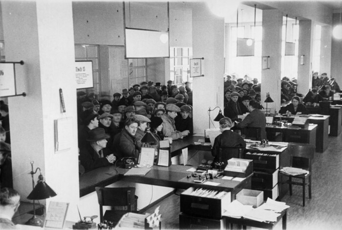 Massenandrang in der Arbeitslosenunterstützungsstelle in Steyr. Die Industriestadt wurde in ...